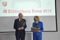 Kierownik MB w Pieniężnie Lubomira Wacławska oraz Burmistrz Pieniężna Kazimierz Kiejdo trzymający nagrody i dyplomy