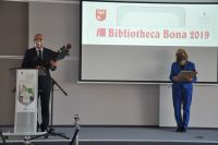 Burmistrz Pieniężna Kazimierz Kiejdo oraz Kierownik MB w Pieniężnie Lubomira Wacławska z nagrodą