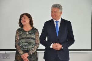(od lewej) Joanna Łępicka – Dyrektor GBP w Wilkasach, Dariusz Grygiencza – Sekretarz Gminy Giżycko