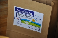 Na zdjęciu papierowa torba oklejona logiem i hasłem projektu „Na tropie Eurobohatera”.