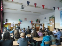 Na zdjęciu uczniowie Gimnazjum Nr 2 w Olsztynie oraz prowadząca spotkanie amerykańska stypendystka Fulbrighta Monica Cason. Spotkanie odbywa się w pracowni języka angielskiego ZSO 1 w Olsztynie.