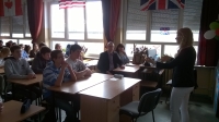 Na zdjęciu uczniowie i nauczyciele z ZSO nr 1 w Olsztynie podczas spotkania ze stypendystką Fulbrighta Monicą Cason,odbywającego się w pracowni języka angielskiego.