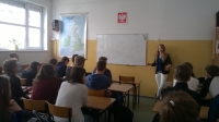 Na zdjęciu uczniowie i nauczyciele z ZSO nr 1 w Olsztynie podczas spotkania ze stypendystką Fulbrighta Monicą Cason,odbywającego się w pracowni języka angielskiego.