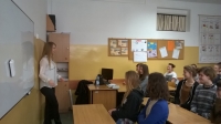 Uczniowie i nauczyciele ZSO Nr 1 w Olsztynie oraz prowadząca spotkanie z cyklu „All About the USA” stypendystka Fulbrighta. Spotkanie odbywa się w pracowni języka angielskiego ZSO Nr 1