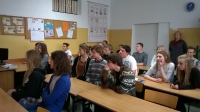 Uczniowie i nauczyciele ZSO Nr 1 w Olsztynie oraz prowadząca spotkanie z cyklu „All About the USA” stypendystka Fulbrighta. Spotkanie odbywa się w pracowni języka angielskiego ZSO Nr 1