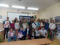 Zdjęcie grupowe laureatów Wojewódzkiego Turnieju Wiedzy o Krajach Anglojęzycznych wraz z dyplomami