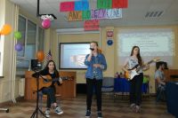 Zdobywczynie III miejsca w konkursie –uczennice ZSO1, akompaniujące wokalistce na gitarach, podczas wykonywania utworu konkursowego