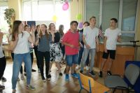 Roztańczona i rozśpiewana grupa młodzieży, podczas pozakonkursowych występów karaoke