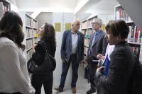 Pracownicy Ambasady USA w Warszawie zwiedzają magazyny książek  WBP