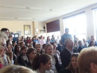 Uczestnicy konkursu, nauczyciele, jurorzy, publiczność podczas ogłaszania wyników. Zdjęcie wykonano w pracowni języka angielskiego w SP nr 25 w Olsztynie