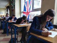 Uczniowie olsztyńskich gimnazjów podczas rozwiązywania testu w rundzie finałowej Międzygimnazjalnego Konkursu Wiedzy o Krajach Anglojęzycznych