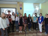 Pamiątkowe zdjęcie wszystkich uczestników Konkursu Piosenki  Angielskiej – uczniów ZSO nr 1 w Olsztynie wraz z nauczycielami