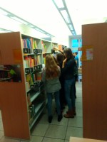 Uczniowie z SP2 w Olsztynie, zapoznający się z kolekcją książek anglojęzycznych. Zdjęcie wykonano w Wypożyczalni Literatury Pięknej i Obcojęzycznej WPB w Olsztynie