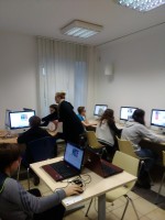 Uczniowie SP2 uczestniczący w zajęciach poświęconych umiejętności korzystania z zasobów online do nauki języka angielskiego (zdjęcie wykonano w sali z publicznym dostępem do komputerów WBP na Starym Mieście)