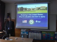 Amerykański stypendysta Fulbrighta podczas spotkania z uczniami LO2 (zdjęcie wykonano w pracowni języka angielskiego ZSO1 w Olsztynie)