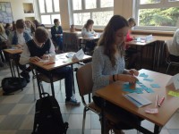 Na zdjęciu uczniowie olsztyńskich szkół podstawowych, podczas rozwiązywania zadań finałowych I Międzyszkolnego Konkursu Wiedzy o USA. Zdjęcie wykonano w sali SP2 w Olsztynie
