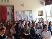 Na zdjęciu uczestnicy rundy finałowej konkursu, publiczność oraz nauczyciele . Zdjęcie wykonano w SP2 w Olsztynie