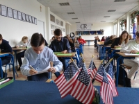 Na zdjęciu uczniowie olsztyńskich gimnazjów podczas finałowej rundy Międzygimnazjalnego Konkursu Wiedzy o Wielkiej Brytanii, USA i Nowej Zelandii, rozwiązujący zadania testowe. Zdjęcie wykonano w pracowni ZSO 1 w Olsztynie