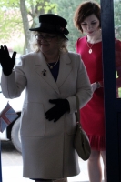 Dyrektor szkoły w Klebarku Wielkim wita przybyłą na Gminny Konkurs Języka Angielskiego królową Elżbietę II (w tej roli osoba przebrana za królową)