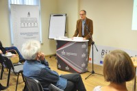 Kazimierz Brakoniecki, dyrektor Centrum Polsko-Francuskiego w Olsztynie, podczas wystąpienia