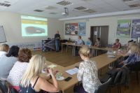 2019-06-18_wirtualna_Olsztyn_KB_5 - Karol Baranowski (trener) mówi do uczestników, uczestnicy słuchają