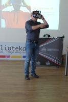 2019-06-18_wirtualna_Olsztyn_KB_6 - Karol Baranowski (trener) prezentuje sposób korzystania z prostych wirtualnych gogle (ze smartfonem)