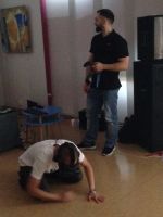 2019-09-09_wirtualna_Ełk_MMiPK_5 - Uczestnik przysiadł na podłodze korzystając z gogli HTC Vive, trener (Piotr Kurstak) mu pomaga