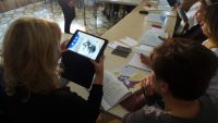 2019-09-09_wirtualna_Lidzbark Warmiński_MMiPK_1 - Uczestniczki korzystają na tabletach z aplikacji pokazującej rozszerzoną rzeczywistość z książki 