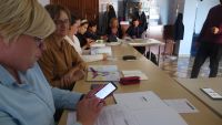 2019-09-09_wirtualna_Lidzbark Warmiński_MMiPK_5 - Uczestniczki korzystają na smartfonach i tabletach z aplikacji pokazującej rozszerzoną rzeczywistość z książki 