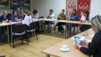 2019-10-02_Olsztyn_Aplikacje_6 - Uczestniczki siedząc przy stołach używają smartfonów (korzystają z aplikacji wskazanych przez trenera)