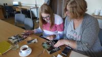2019-10-03_Olsztyn_cyfrowe archiwum międzypokoleniowe_5 - Dwie uczestniczki przygotowują zdjęcia do aplikacji na smartfonach