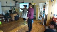 2019-10-04_wirtualna_Iława_MMiPK_4 - Uczestnicy korzystają z prostych gogli do wirtualnej rzeczywistości, trenerzy  pomagają