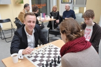 Zdjcie przedstawia uczestnikw imprezy grajcych w szachy