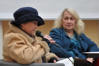 Na pierwszym planie pisarka, poetka i tumaczka Tamara Bodak-Janowska czyta wiersz, siedzc w fotelu. W tle widoczna Alicja Bykowska-Salczyska.