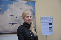 zdjęcie przedstawia autorkę wystawy Mariolę Grzegorczyk