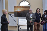 zdjęcie przedstawia autorkę Mariolę Grzegorczyk oraz dyrektora WBP Andrzeja Marcinkiewicza i uczestników wystawy