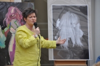 Boena Kraczkowska prezentuje suchaczom jedno ze swoich zdj zawieszone w tle, z prawej strony. Zdjcie przedstawia Maryl Rodowicz. Za Boen Kraczkowsk znajduje si jej inna praca.