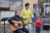 Na zdjciu po lewej stronie, na krzele siedzi mczyzna trzymajcy gitar, w rodku stoi Boena Kraczkowska, po prawej stoi dziewczynka.