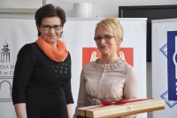 Na zdjęciu po lewej Anna Wasilewska, reprezentująca Urząd Marszałkowski, po prawej kobieta odbierająca nagrodę 