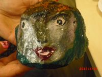 Na zdjciu widzimy kamie pomalowany przez Nasz czytelniczk, ktra przyniosa swoje dziea na Kocioek rozmaitoci. Kamie przypomina twarz ludzk- wyranie widzimy oczy nos i usta.