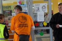 Zdjcie przedstawia czowieka odwrconego plecami do aparatu. Na sobie ma pomaraczow koszulk z logo akcji „Odjazdowy bibliotekarz”.