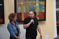 zdjęcie przedstawia autora Wojciecha Jasionowicza z kuratorem wystawy Iwoną Bolińską-Walendzik