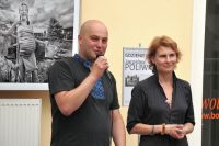 Na zdjciu od lewej: Jarosaw Poliwko, mwi do mikrofonu, i Iwona Boliska-Walendzik. W tle jedna z prac Jarosawa Poliwko.