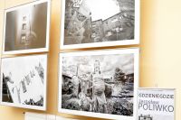 Cztery prace fotograficzne wiszce na cianie w Galerii Stary Ratusz. W lewym dolnym rogu zdjcia widoczny fragment plakatu z napisem Gdzieniegdzie Jarosaw Poliwko.