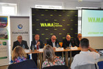 Na zdjęciu widać stół, za którym siedzą goście konferencji prasowej. Od lewej: Janusz Kondratiuk, Jacek Protas, Jerzy Hoffman, Marcin Kot Bastkowski  i Maciej Dominiak.