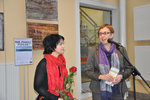zdjęcie przedstawia autorkę Ewę Pohlke oraz prezes Fundacji Borussia Kornelię Kurowską na tle prac artystki