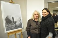 Na zdjciu od prawej: Renata Orliska - fotografka, obok niej Alicja Bykowska-Salczyska. Po lewej stronie stoi sztaluga ze zdjciem.