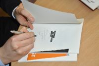 Na zdjciu wida tomik wierszy podpisywany przez Dawida Kraszewskiego.
