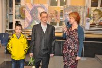 Na zdjciu od lewej: dziecko, syn malarza, dalej Marcin Radziszewski - malarz, go, spotkania, dalej Iwona Boliska-Walendzik, ktra otwieraa wystaw. W tle obrazy artysty.