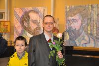 Na zdjciu od prawej artysta, Marcin Radziszewski trzymajcy w rku kwiaty, obok niego stoi jego syn. W tle przestrze Galerii, w ktrej zaprezentowane s obrazy Radziszewskiego.